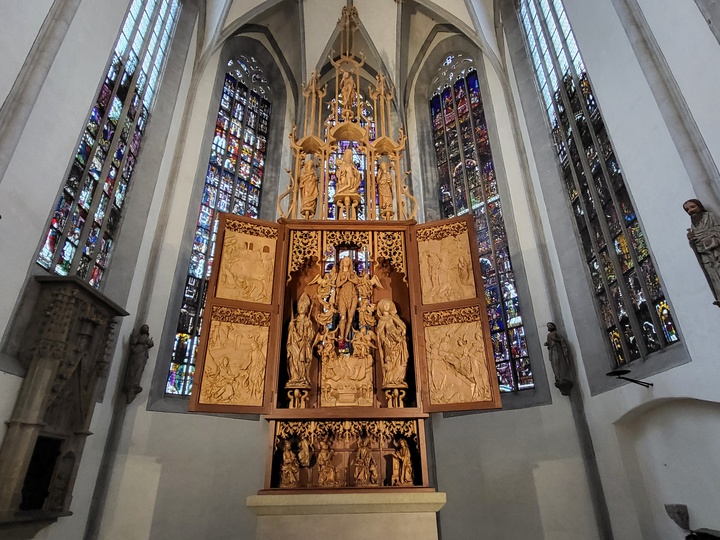 Die Figuren sind wieder zurück im Riemenschneideraltar.