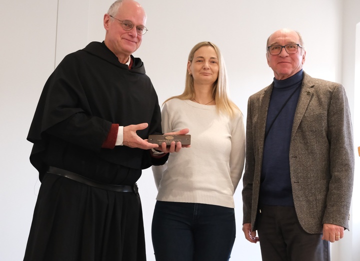 Für die Deutsche Stiftung Denkmalschutz übergeben Ortskurator Martin Kuchler (rechts) und Tanja Smith eine Spendenplakette an Pfarrer P.Markus Reis
