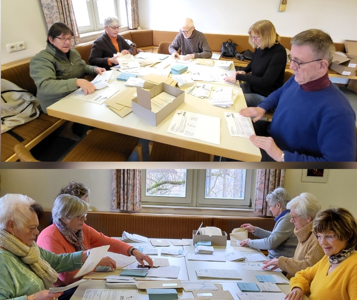 Ehrenamtliche Helfer kuvertierten die Briefwahlunterlagen für die Pfarrgemeinde Münnerstadt.