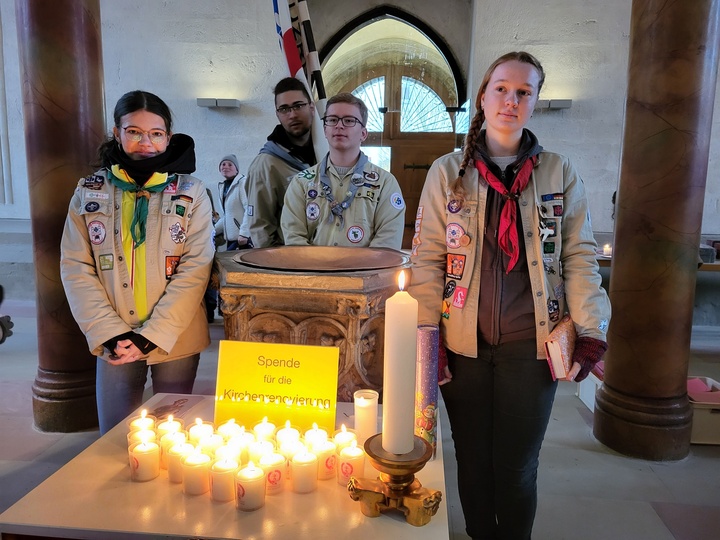 Die Pfadfinder brachten am 3. Advent das Friedenslicht aus Bethlehem in die Münnerstädter Stadtpfarrkirche.