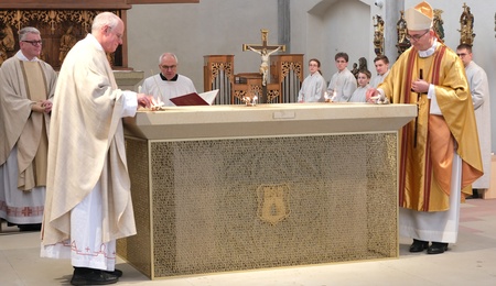 Altarweihe in der Stadtpfarrkirche St. Maria Magdalena Münnerstadt durch den Würzburger Bischof Franz Jung