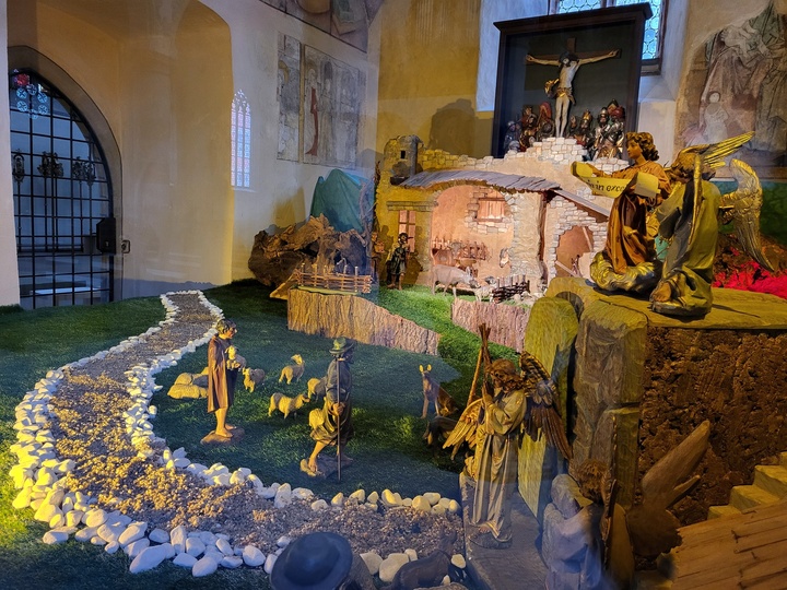 In der Stadtpfarrkirche haben freiwillige Helfer wieder die Weihnachtskrippe aufgestellt.