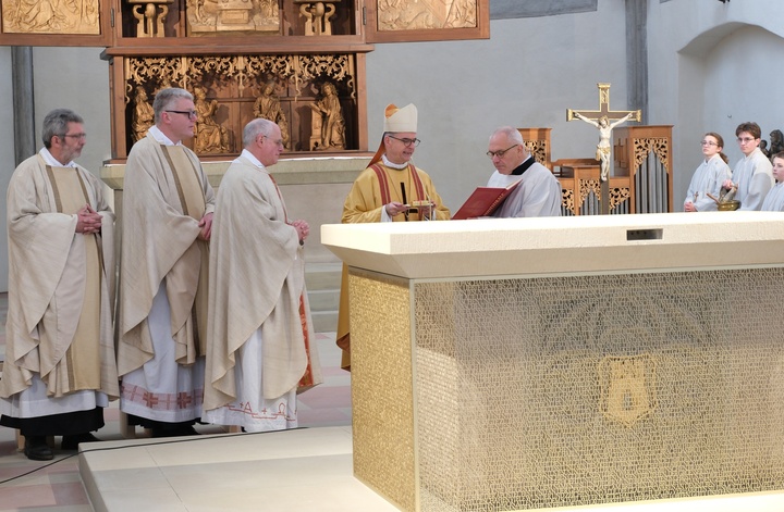 Bischof Franz Jung weiht den Altar in der Stadtpfarrkirche St. Maria Magdalena Münnerstadt